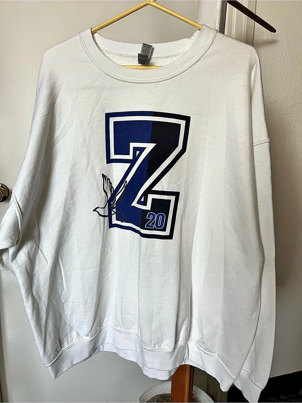 Gildan Heavy Blend Crewneck Sweatshirt Graphic White & Blue 2XL